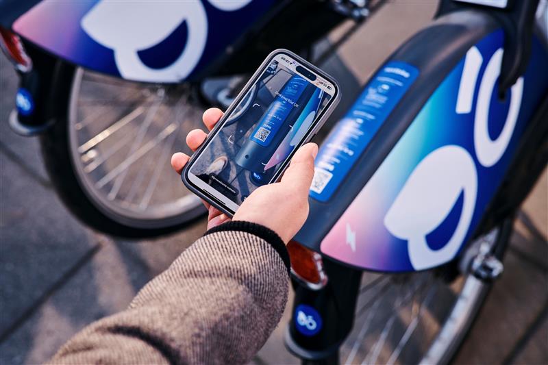 Rowerem do pracy, na randkę i po zakupy – 62% Polaków regularnie korzysta z rowerów miejskich (raport UCE Research/Nextbike) 